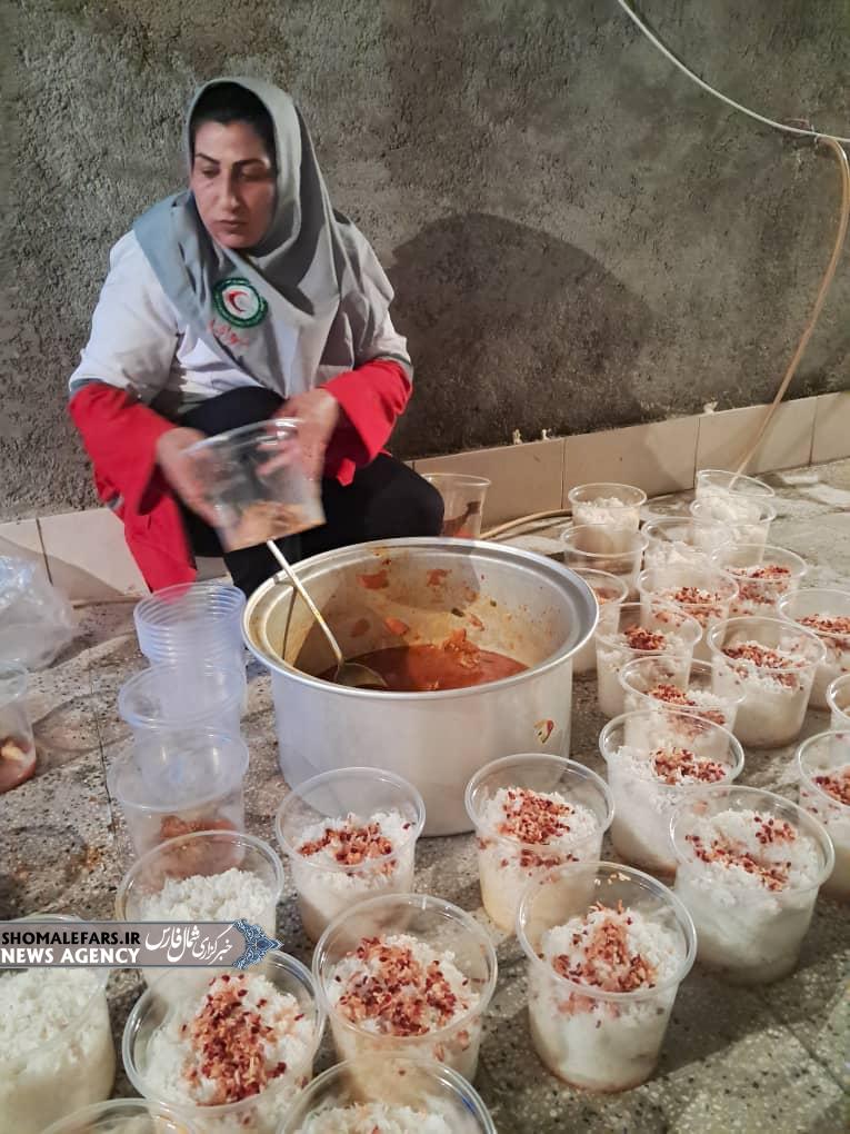 پخت و توزیع غذای گرم بین نیازمندان توسط اعضای خانه هلال قادرآباد پخت و توزیع غذای گرم بین نیازمندان توسط اعضای خانه هلال قادرآباد