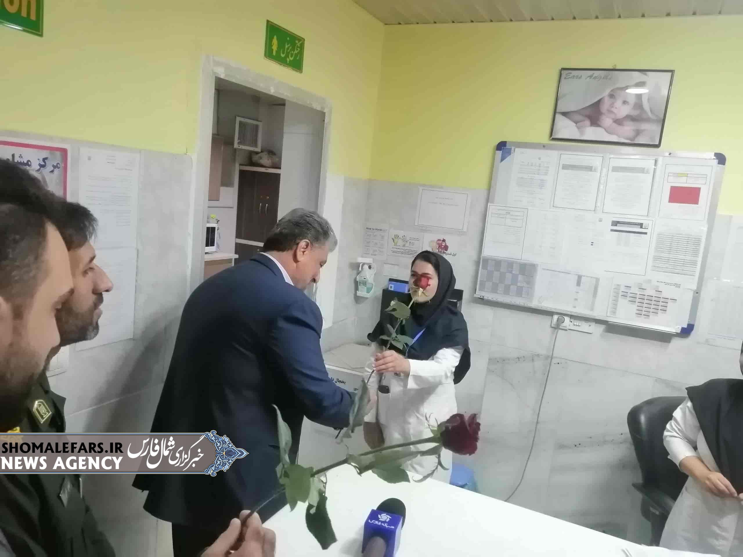 گزارش ویدیویی | دیدار و قدردانی کیامرث همتی نفر فرماندار شهرستان خرم‌بید و مسئولان شهرستان از پرستاران بیمارستان حضرت ولی عصر عج صفاشهر