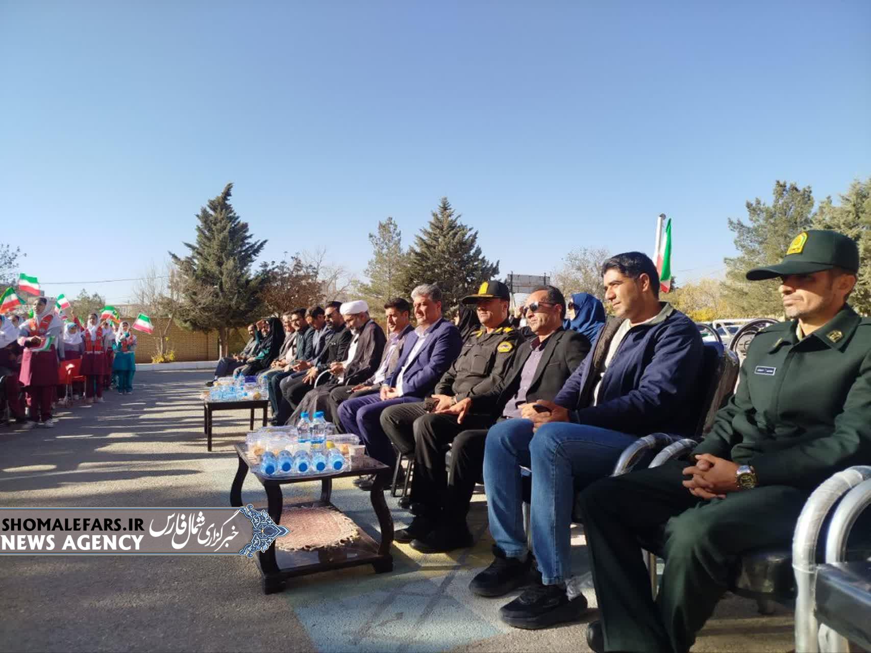 گزارش تصویری | نواخته شدن زنگ استکبارستیزی در دبستان فاطمیه شهرستان خرم‌بید به مناسبت روز دانش‌آموز