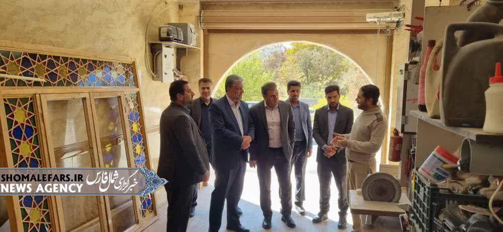 گزارش تصویری | درخشش هنر گره‌چینی خرم‌بید؛ تحسین مدیر شعب صندوق کارآفرینی امید استان از خلاقیت کارآفرین جوان