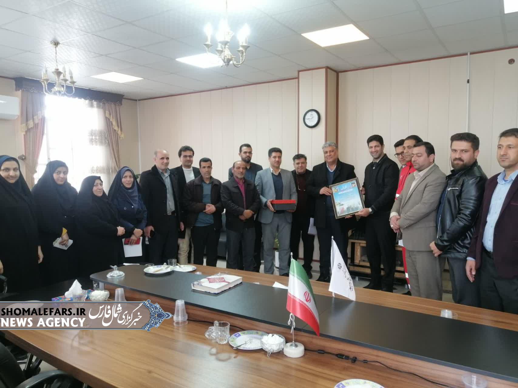 تجلیل کارکنان فرمانداری خرم‌بید از فرماندار جانباز به مناسبت میلاد حضرت ابوالفضل (ع) و روز جانباز