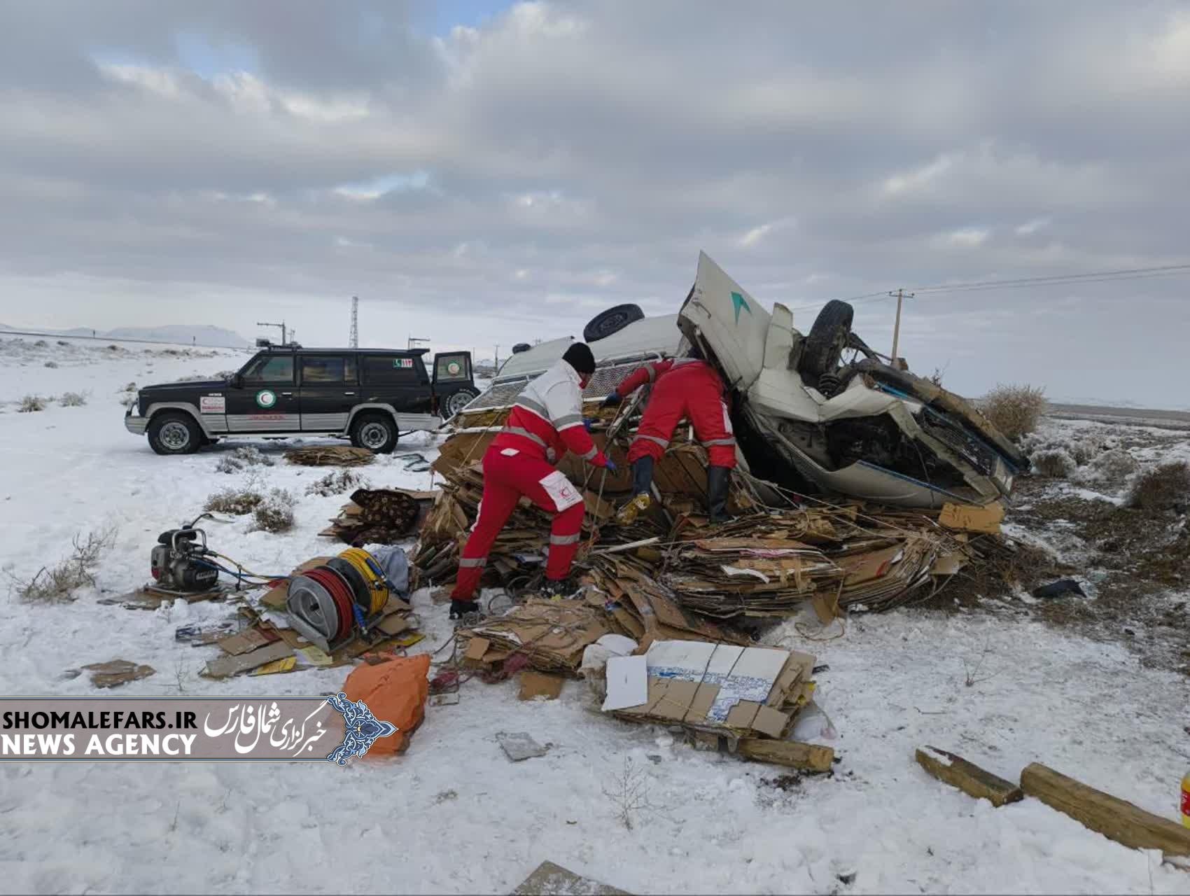 واژگونی وانت پیکان با یک مصدوم در جاده آباده_ایزدخواست واژگونی وانت پیکان با یک مصدوم در جاده آباده_ایزدخواست