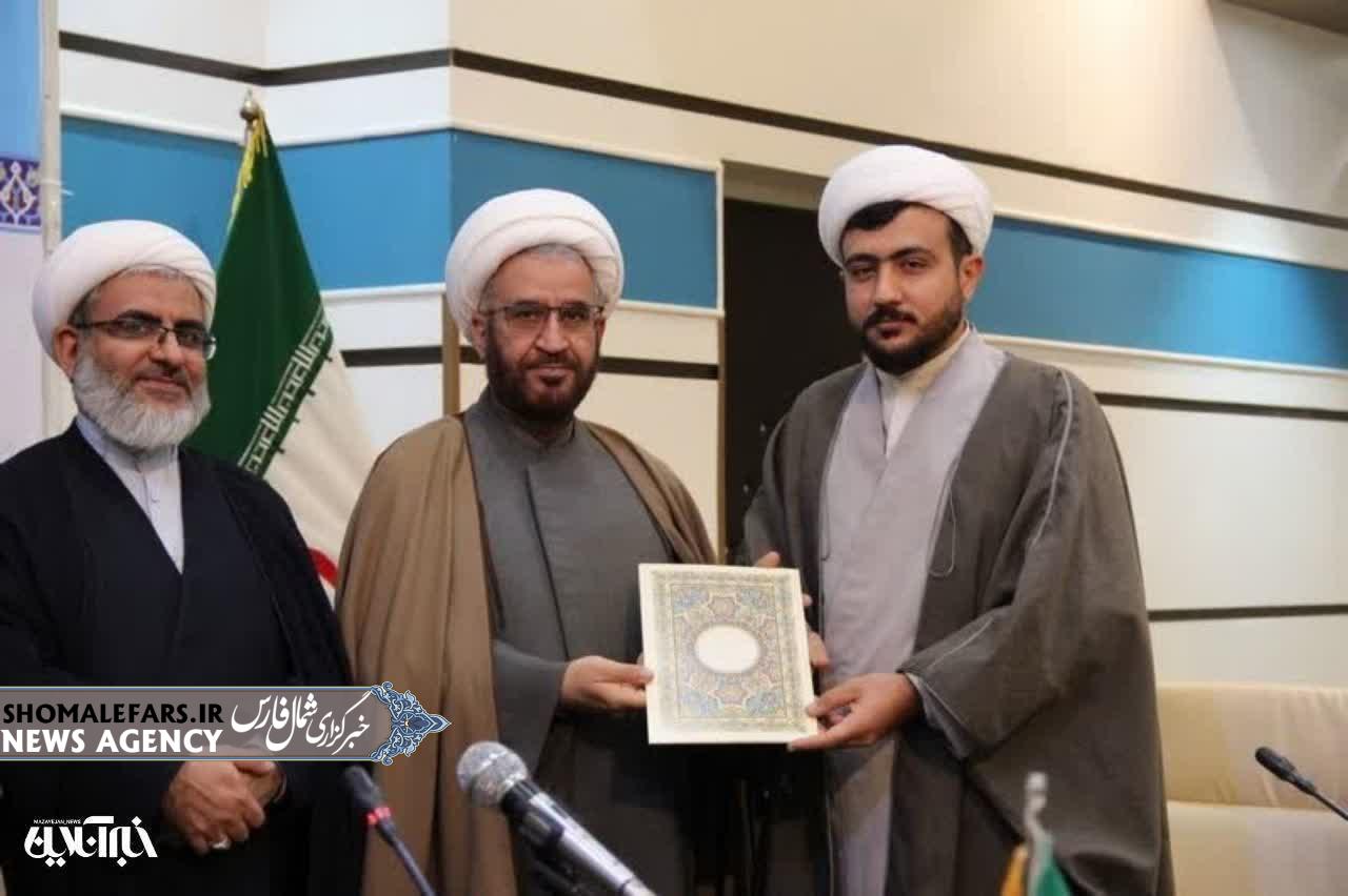 تقدیر از زحمات حجـت الاسلام خسـروی با حضــور مسئـولیـن استانـی در سومیـن حرم اهل بیـت(ع) تقدیر از زحمات حجـت الاسلام خسـروی با حضــور مسئـولیـن استانـی در سومیـن حرم اهل بیـت(ع)