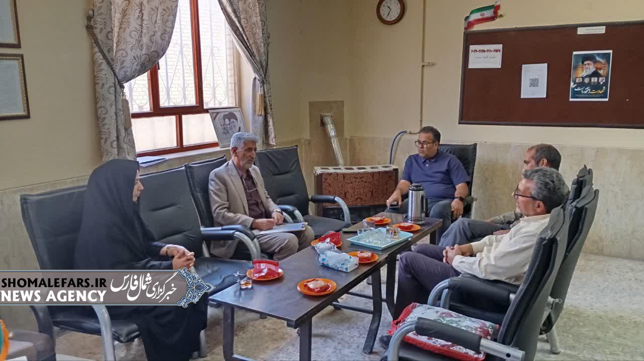 بازدید کارشناس انجمن اولیا و مربیان از دبیرستان امام حسین(ع) با هدف بررسی مسائل و نیازهای مدرسه بازدید کارشناس انجمن اولیا و مربیان از دبیرستان امام حسین(ع) با هدف بررسی مسائل و نیازهای مدرسه