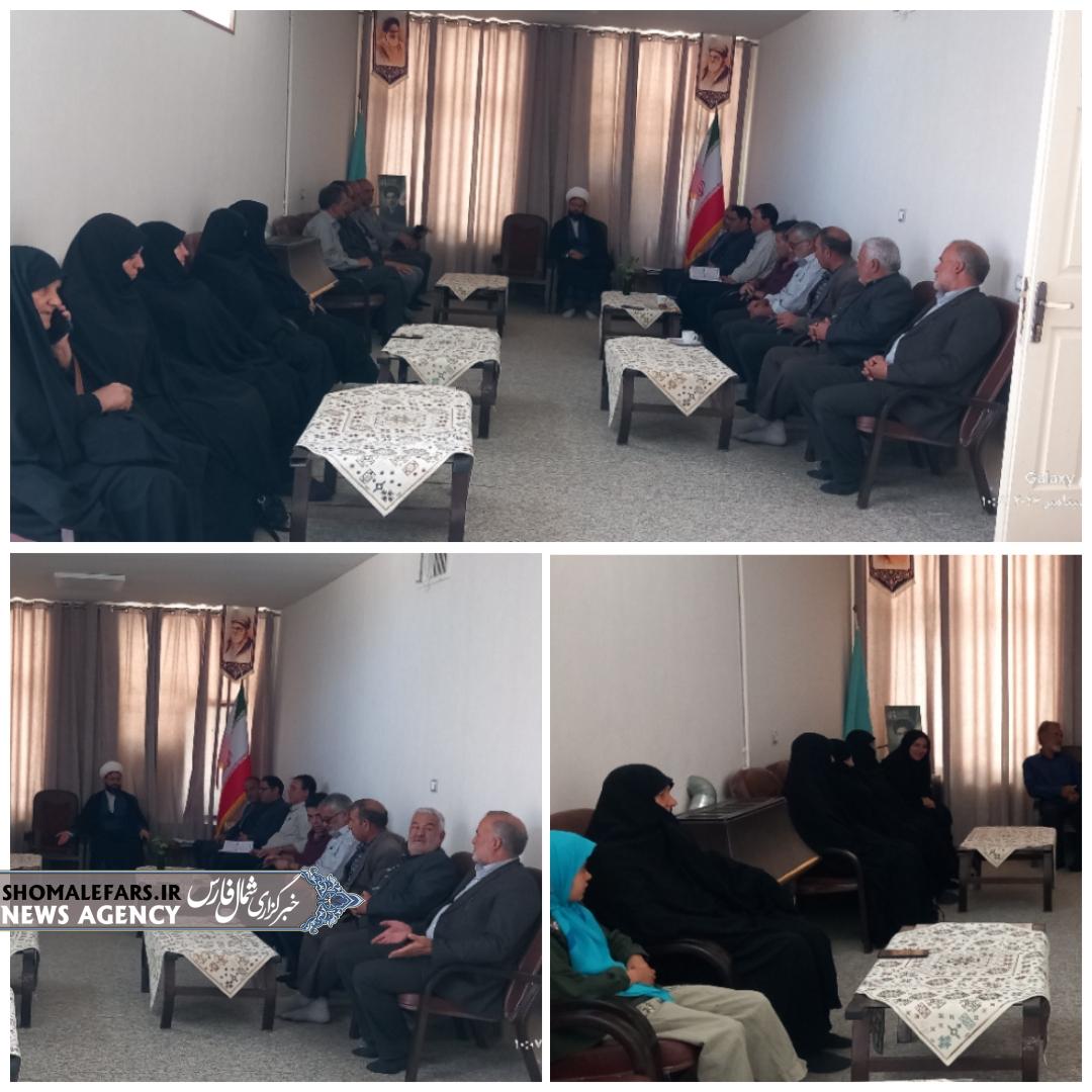 دیدار ریاست و کارکنان بنیاد شهید و امور ایثارگران و جمعی از همسران شهدا به همراه معتمدین معین بنیاد شهید با امام جمعه صفاشهر