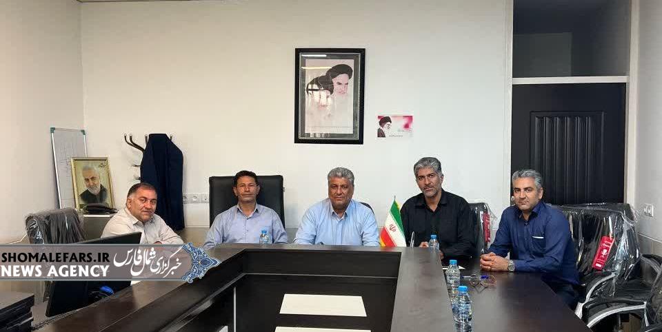 جلسه بررسی مسائل و مشکلات شهر قادرآباد با حضور اعضای شورای اسلامی شهر و فرماندار برگزار شد