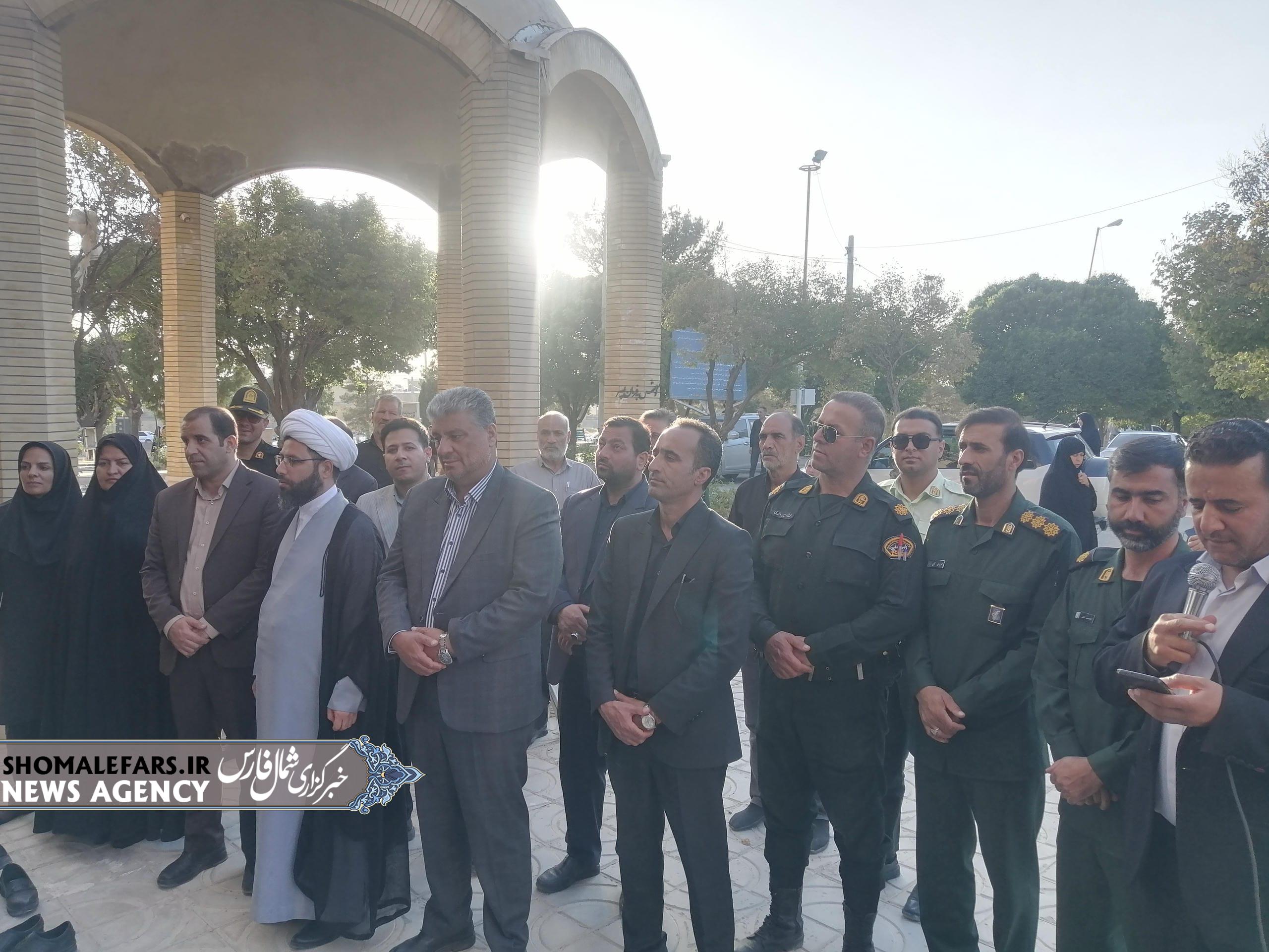 گزارش تصویری | غبارروبی و گلباران مزار شهدای خرم بید همزمان با سراسر کشور در هفته دفاع مقدس / تجدید میثاق مسئولان و مردم با آرمان‌های شهدا