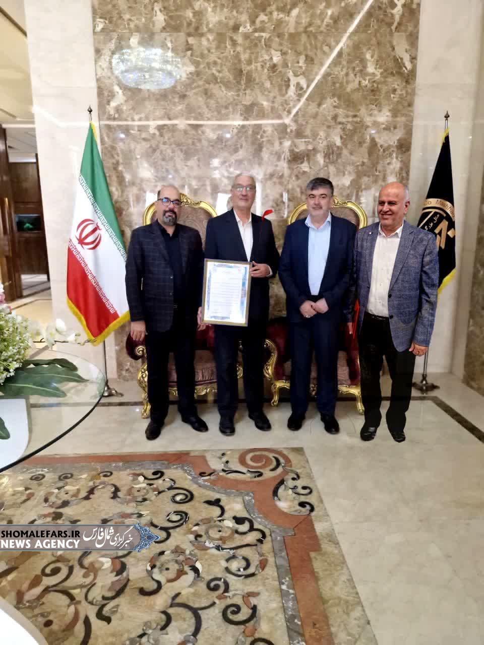 به مناسبت هجدهمین اجلاس مجمع خیرین کشور افتخارآفرینی خیر مسکن‌ساز خرم‌بید استان فارس با دریافت نشان ملی خیر و احسان