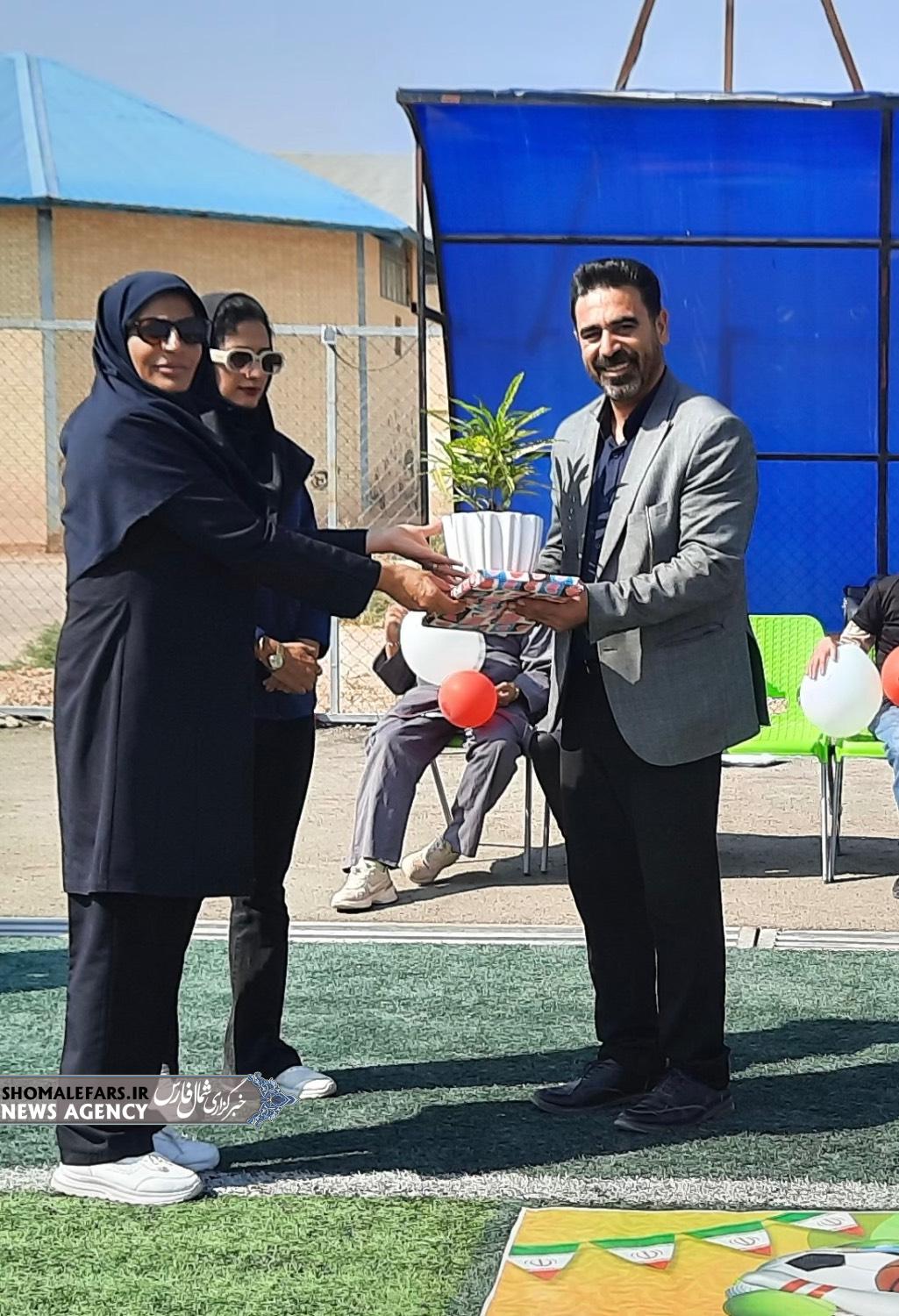 تجلیل رئیس اداره بهزیستی شهرستان خرم‌بید از رئیس اداره ورزش و جوانان به مناسبت هفته تربیت بدنی و ورزش