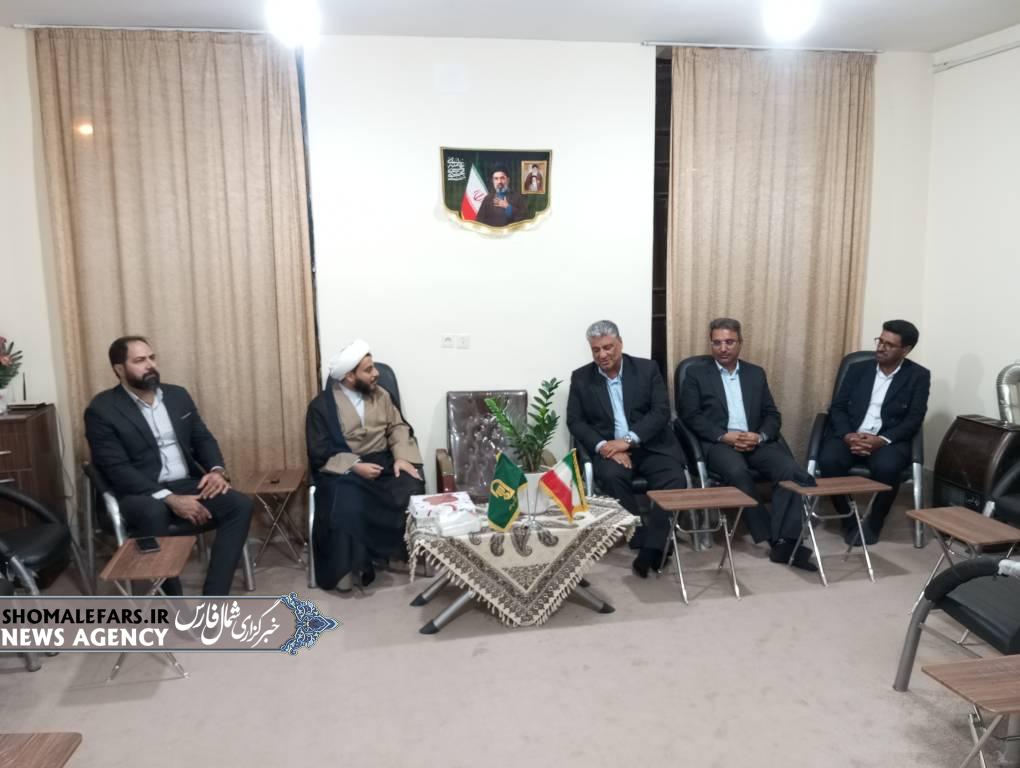 دیدار فرماندار خرم بید با امام جمعه قادرآباد در دفتر امام جمعه / تأکید بر همدلی و خدمت‌رسانی به مردم